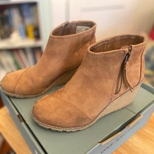 Tom’s Avery Wedge Booties